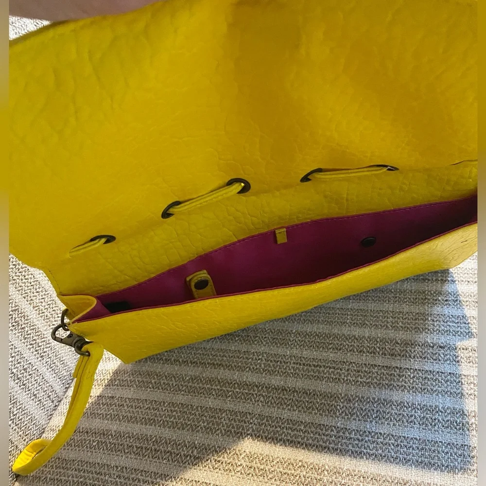 🌼🌞Jessica Simpson Yellow Flower Clutch/Wristlet - Picture 4 of 4